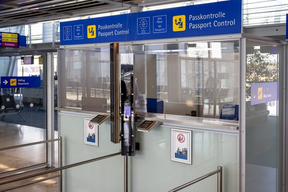 Joachim Herrmann stellt Entry/Exit System am Flughafen N�rnberg vor, N�rnberg, 13.03.2026 Die Aufnahme zeigt einen Aufsteller mit dem Schriftzug Entry Exit System und EU-Sternenkreis. Rechts ist ein T ...