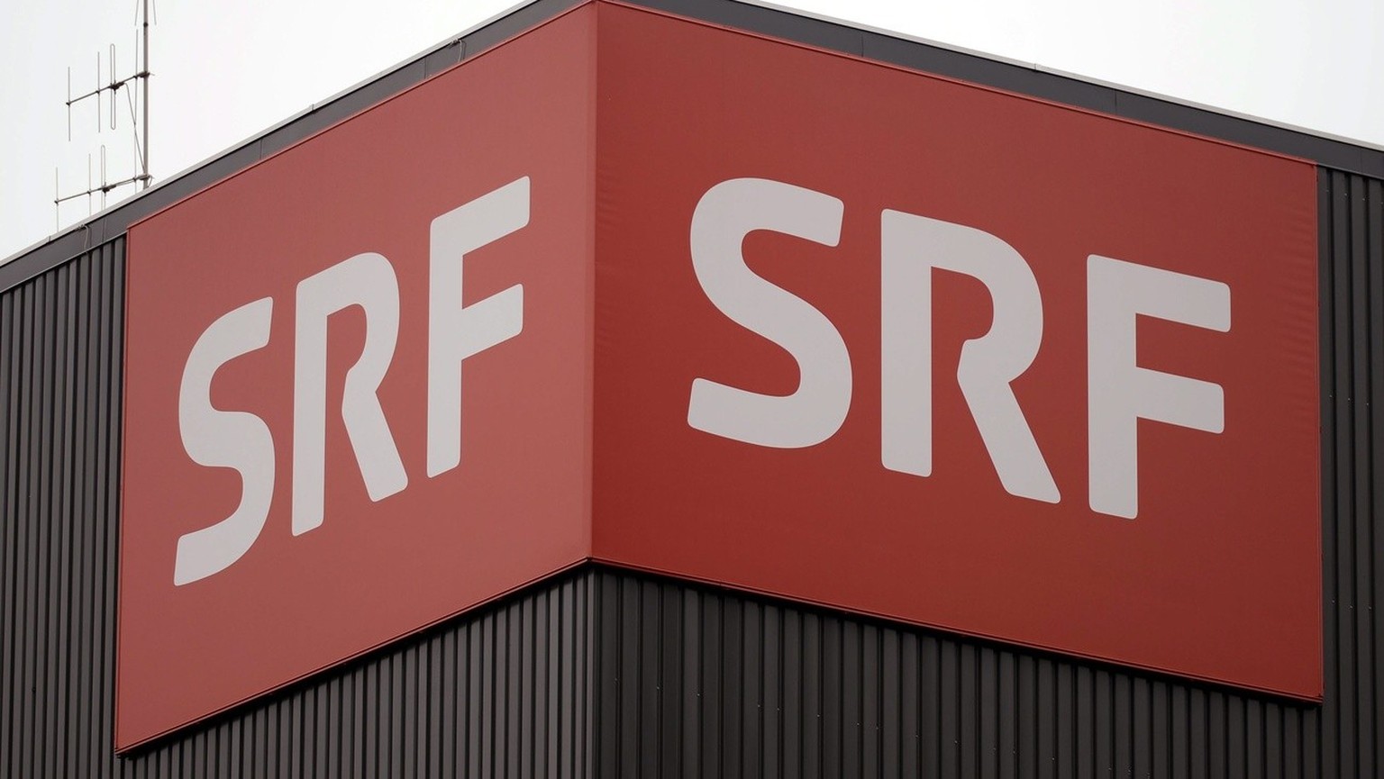 Das SRF-Logo, fotografiert anlaesslich der Jahresmedienkonferenz in Zuerich, am Donnerstag, 10. Januar 2013. Die Fernsehsender von Schweizer Radio und Fernsehen SRF sind bei den Schweizerinnen und Sch ...