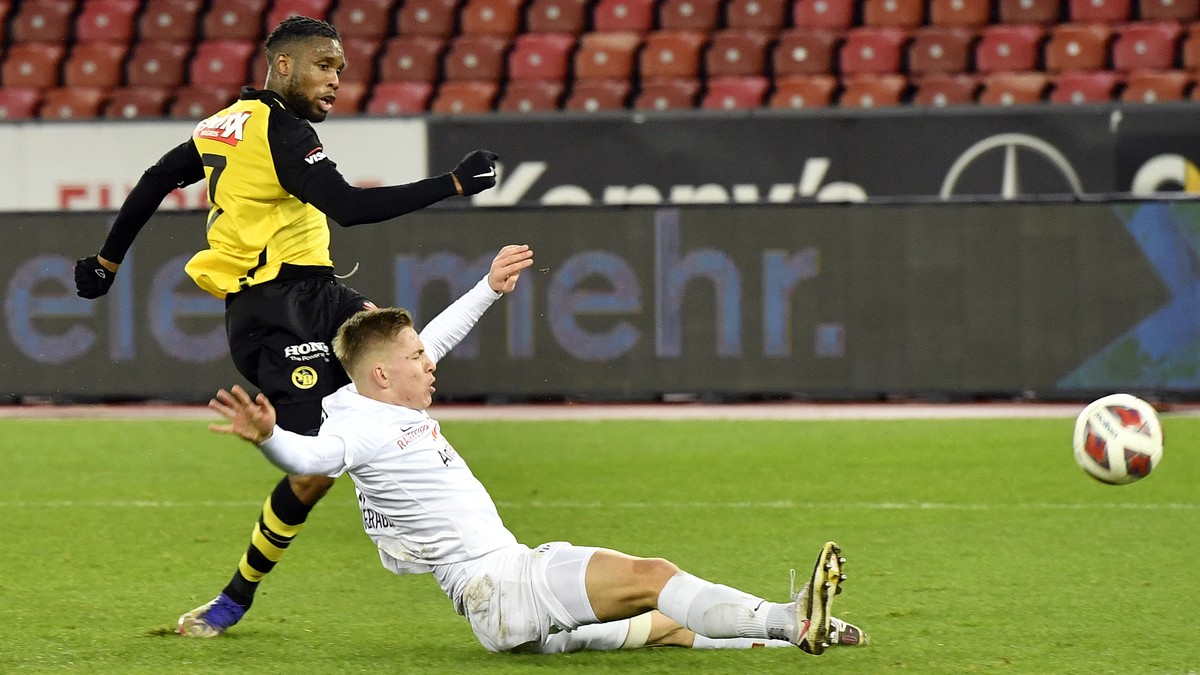 Der Berner Jordan Siebatcheu, links, schiesst das 0-2, am Boden der Zuercher Becir Omeragic, rechts, beim Fussballspiel der Super League FC Zuerich gegen BSC Young Boys im Stadion Letzigrund in Zueric ...