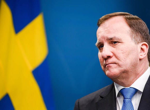 ARCHIV - Stefan Löfven, Ministerpräsident von Schweden, nimmt an einer Pressekonferenz teil. Schwedens Ministerpräsident Stefan Löfven hat sich freiwillig in Isolation begeben, nachdem eine Person aus ...