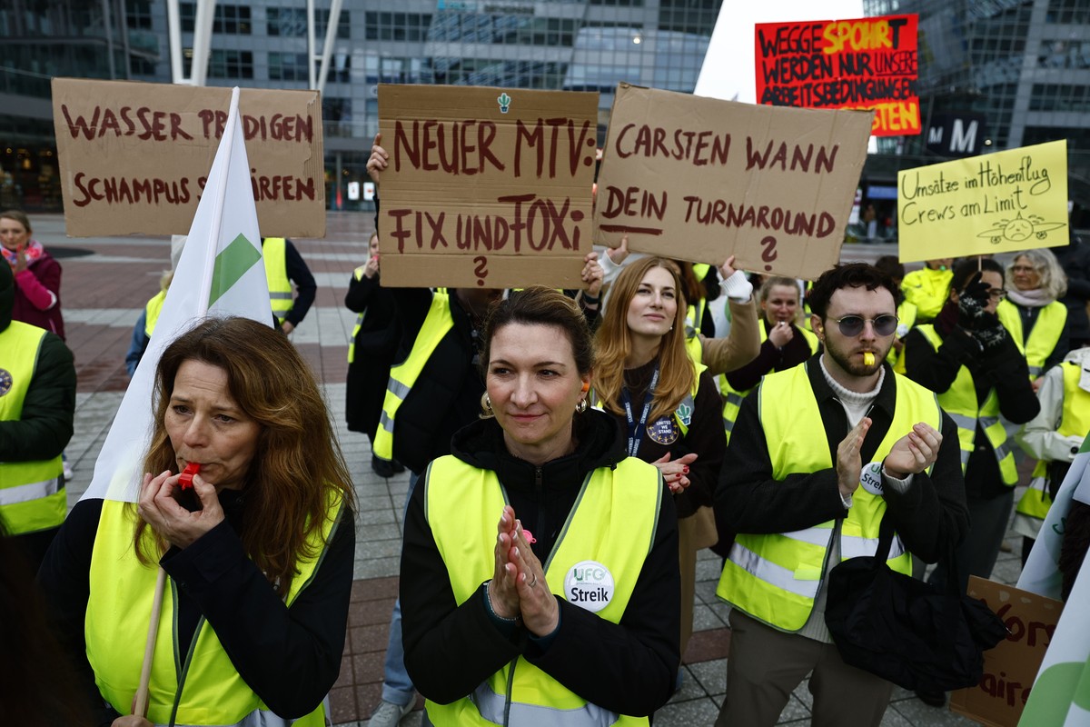 epa12880226 Lufthansa staff members hold banners during a Lufthansa strike at the Munich International Airport in Munich, Germany, 10 April 2026. The UFO cabin crew union has called on its members at  ...