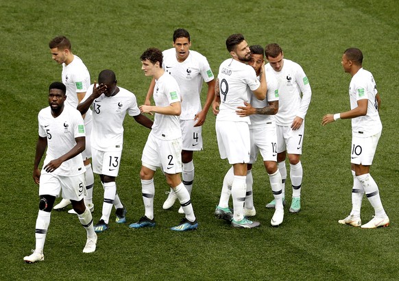 epa06868619 Antoine Griezmann of France (2-R) celebrates with teammates scoring the 2-0 lead during the FIFA World Cup 2018 quarter final soccer match between Uruguay and France in Nizhny Novgorod, Ru ...