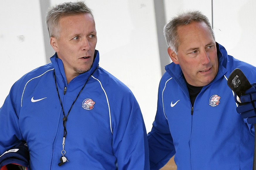 Die Schweden Hans Wallson, links, und Lars Johansson, rechts, neues Trainerduo der ZSC Lions beim ersten Mannschaftstraining der Lions zur kommenden Saison auf der Kunsteisbahn Oerlikon in Zuerich am  ...