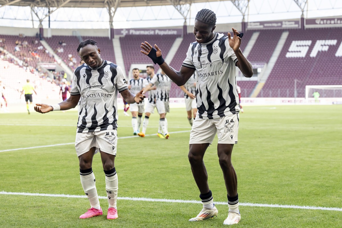 Thierno Barry (FCB), right, celebrates his goal with teammate Benie Traore (FCB), left, after scoring the 0:1, during the Super League soccer match of Swiss Championship between Servette, SFC, and Bas ...