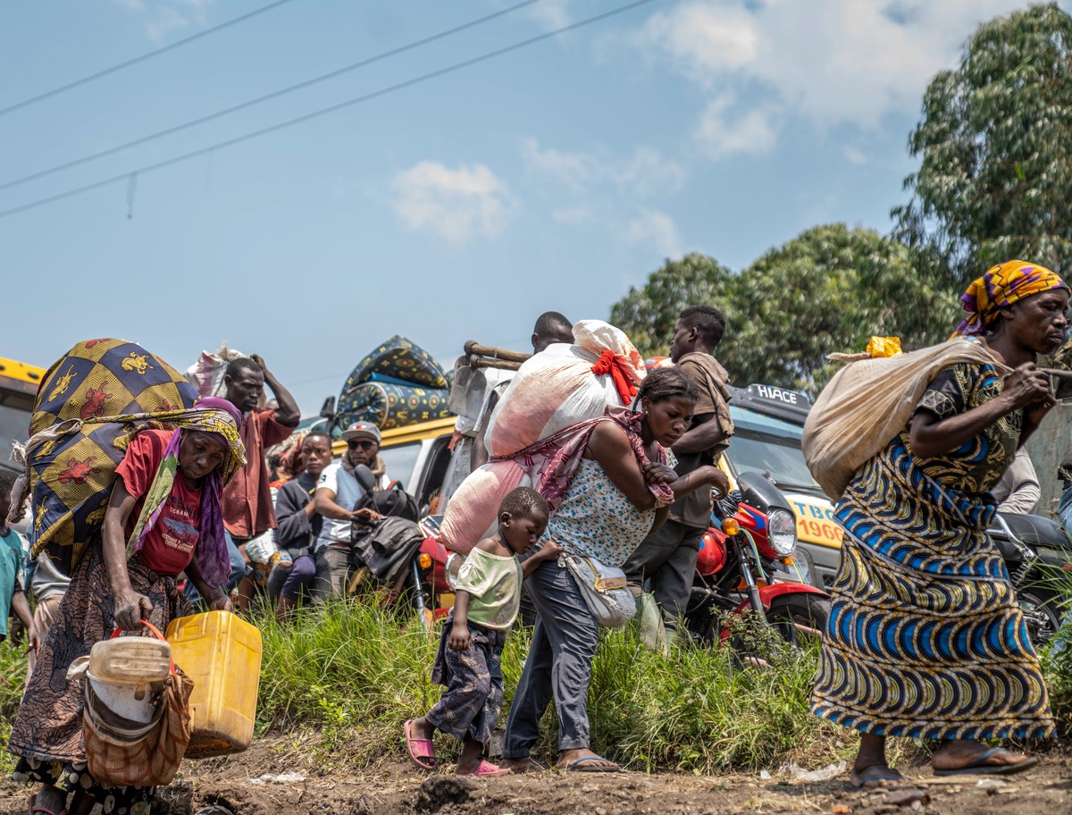 epaselect epa11134110 People make their way towards Goma as they flee a resumption of fighting, East of Goma, North Kivu, Democratic Republic of Congo, 07 February 2024. A resumption of fightings betw ...