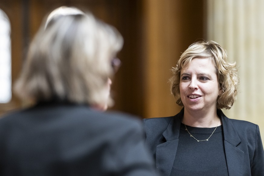 Miriam Locher, SP-BL, diskutiert mit Ratskolleginnen, an der Sondersession des Nationalrates, am Dienstag, 28. April 2026 im Nationalrat in Bern. (KEYSTONE/Alessandro della Valle)