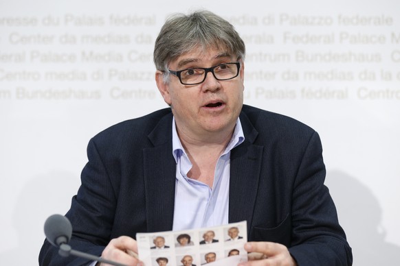 Peter Salvisberg, Mitglied des Initiativkomitees &#039;Pro Service Public&#039;, spricht waehrend einer Medienkonferenz, am Freitag, 15. April 2016, in Bern. (KEYSTONE/Peter Klaunzer)