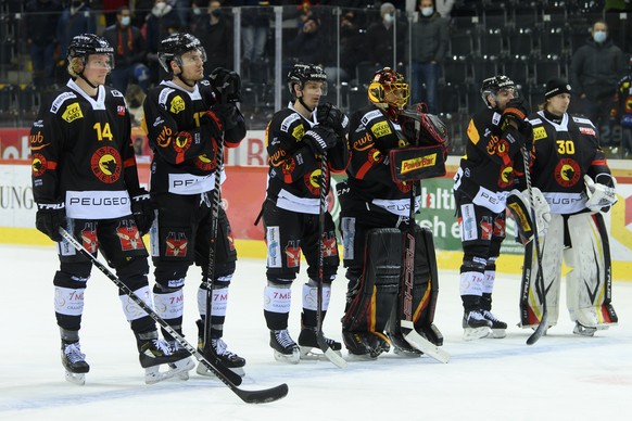 SC Bern Spieler reagieren nach der Niederlage (0-3), beim Eishockey Meisterschaftsspiel der National League zwischen dem SC Bern und HC Fribourg Gotteron, am Freitag, 21. Januar 2022, in der Postfinan ...