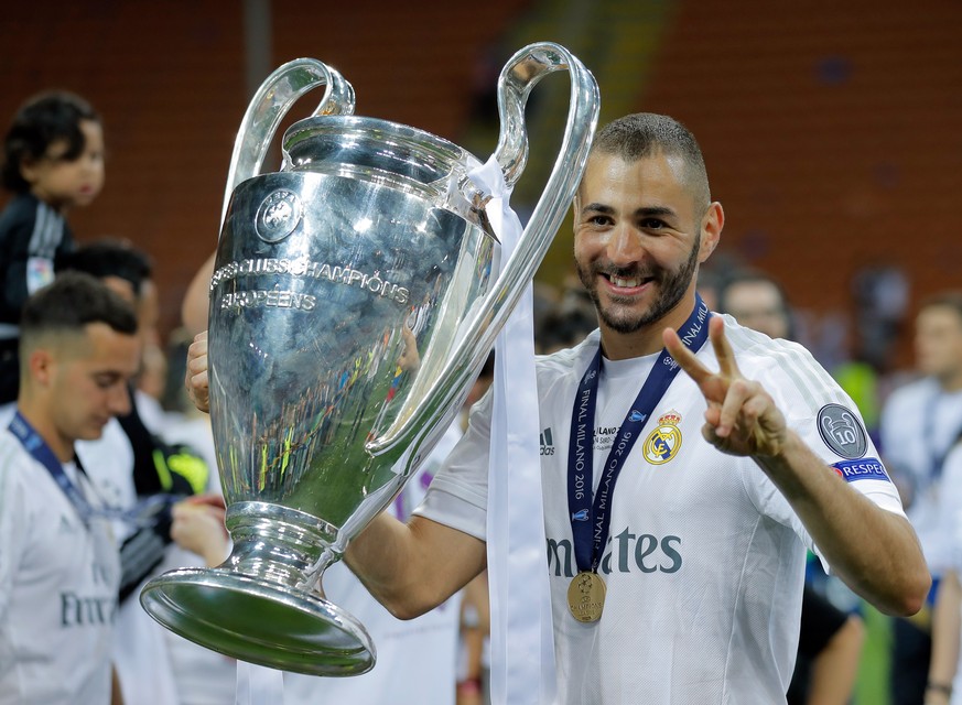 Real Madrid&#039;s Karim Benzema celebrates with the trophy after the Champions League final soccer match between Real Madrid and Atletico Madrid at the San Siro stadium in Milan, Italy, Saturday, May ...