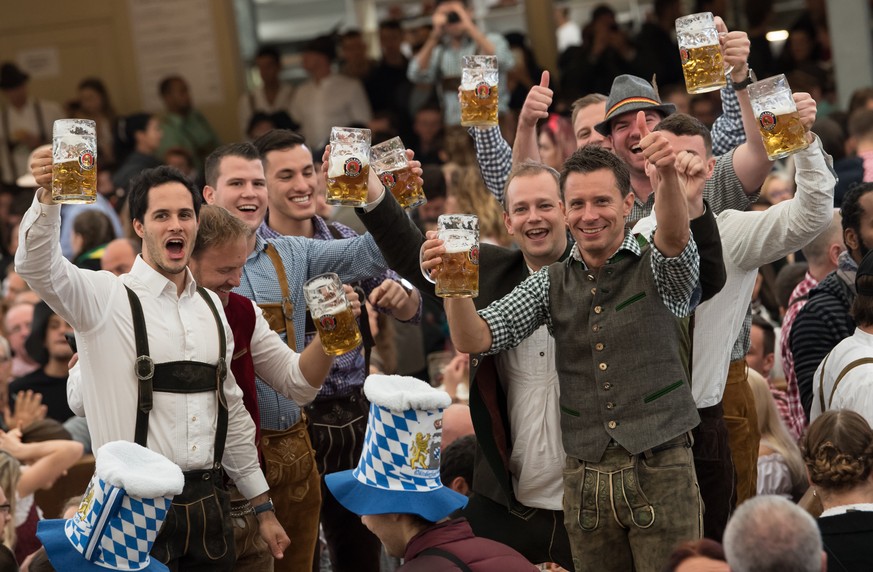 Auftakt zum Oktoberfest am 16.09.2017 in Muenchen (Bayern). Besucher freuen sich im Paulaner-Festzelt ueber ihr erstes Bier. (KEYSTONE/DPA/Sven Hoppe)