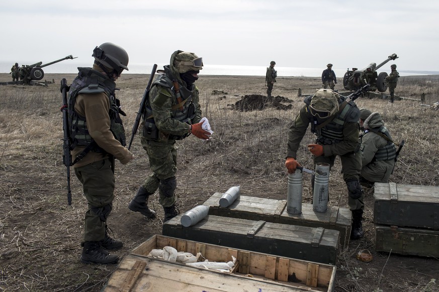 Eine Attacke der Separatisten? Kämpfer des regierungstreuen Neonazi-Battaillons Azov warnen seit längerem vor einer bevorstehenden Offensive.