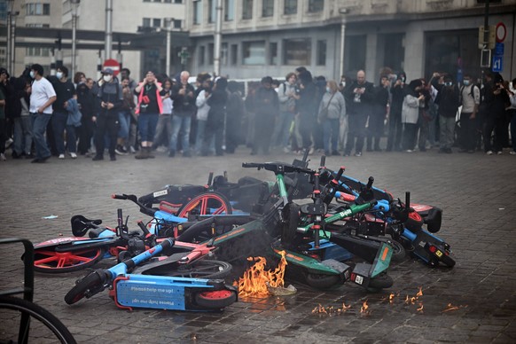Students and Teachers stage protest against Education Reform in Brussels BRUSSELS, BELGIUM - JUNE 08: Protesters burn bicycles and rental e-scooters during a demonstration against planned education se ...