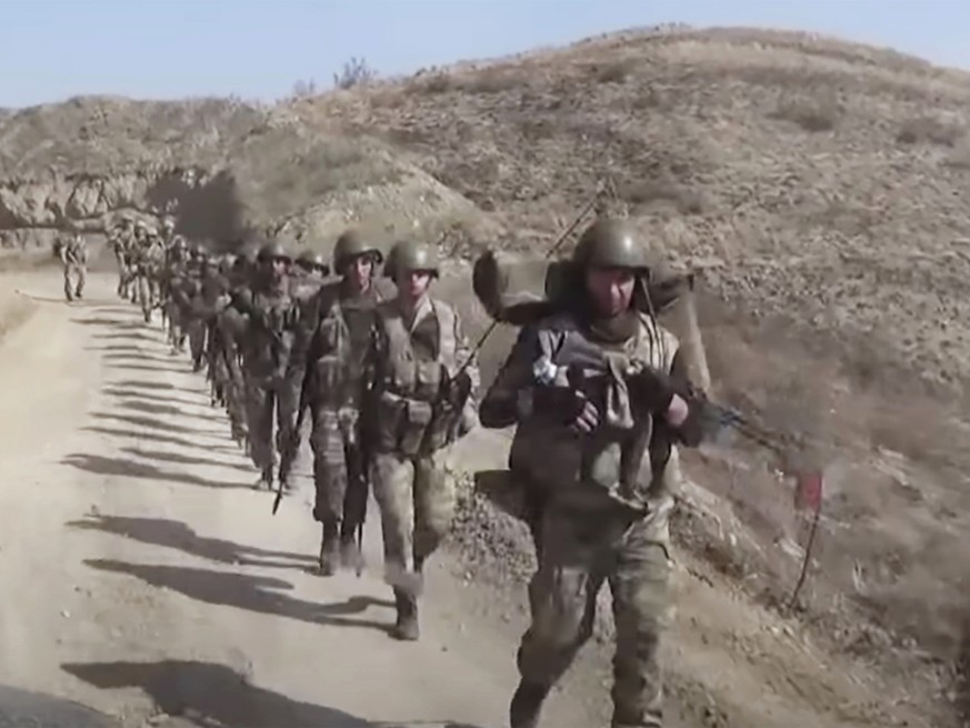 HANDOUT - Aserbaidschanische Soldaten in der Region Berg-Karabach. Foto: --/Azerbaijan&#039;s Defense Ministry/AP/dpa - ACHTUNG: Nur zur redaktionellen Verwendung im Zusammenhang mit der aktuellen Ber ...