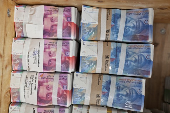 ZUM ANSTIEG DER DEVISENRESERVEN DER NATIONALBANK SNB IM JULI 2015 STELLEN WIR IHNEN AM FREITAG, 7. AUGUST 2015, FOLGENDES ARCHIVBILD ZUR VERFUEGUNG - Bundles of bank notes of Swiss Francs at the bank  ...