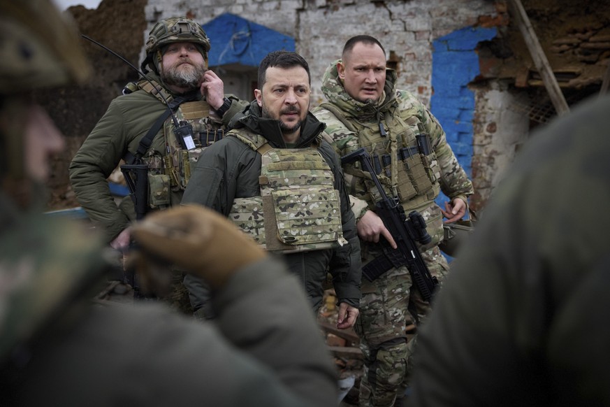 epa11126083 A handout photo made available by the Ukrainian Presidential Press Service shows Ukraine&#039;s President Volodymyr Zelensky (C) during a visit to frontline positions near Robotyne village ...