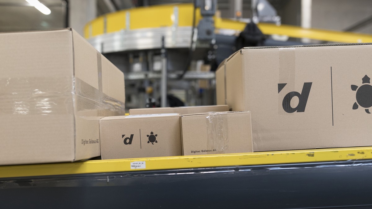 Conveyors transport the packed orders ready for dispatch to the roll containers for parcels of the Swiss Post, pictured at the central warehouse and logistics center of Digitec Galaxus in Wohlen in th ...