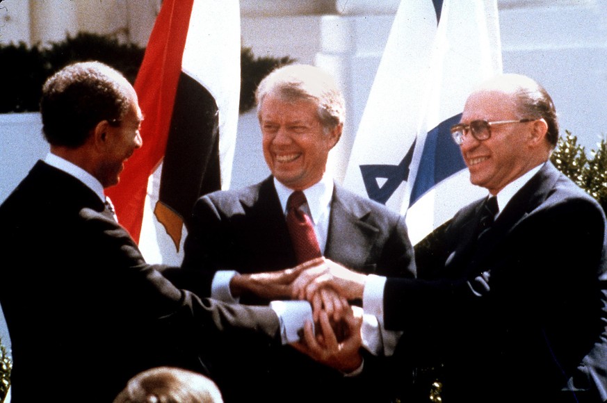 Historischer Moment: Sadat, Carter und Begin (v. l. n. r.) 1979 auf dem Rasen des Weissen Hauses. Der Frieden zwischen Ägypten und Israel hält bis heute.