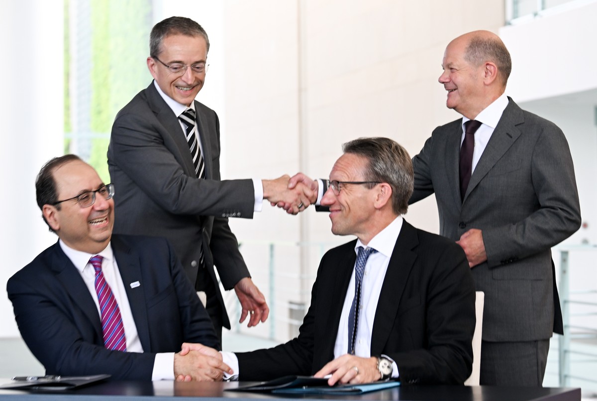epa10699991 Intel CEO Pat Gelsinger (2L) and German Chancellor Olaf Scholz (R) and State Secretary of the German Chancellery Joerg Kukies (L) and Intel Executive Vice President Keyvan Esfarjani (R) sh ...