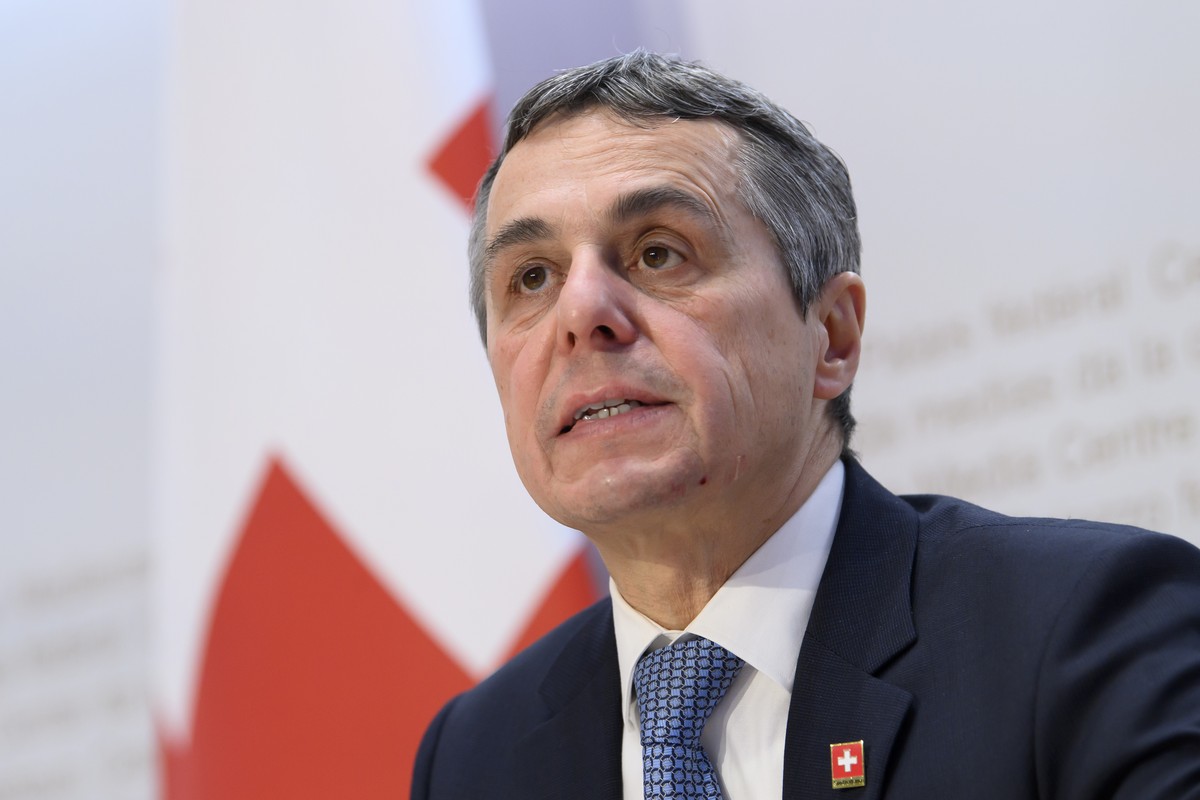 Bundespraesident Ignazio Cassis spricht waehrend einer Medienkonferenz ueber die neusten Entscheide des Bundesrates zur Coronavirus-Pandemie, am Mittwoch, 2. Februar 2022, im Medienzentrum Bundeshaus  ...