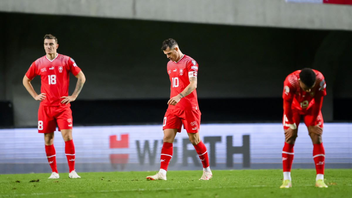 epa10977164 Switzerland's defender Cedric Zesiger (L), Switzerland's midfielder Granit Xhaka (C) and Switzerland's forward Dan Ndoye (R) react during the UEFA Euro 2024 qualifying group ...
