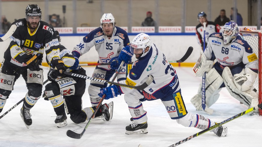 Klotens Rene Back, Mitte klaert vor dem eigenen Tor im sechsten Eishockey Playoff-Finalspiel der Swiss League zwischen dem HC Ajoie und dem EHC Kloten, in der Raiffeisen Arena in Pruntrut, am Mittwoch ...