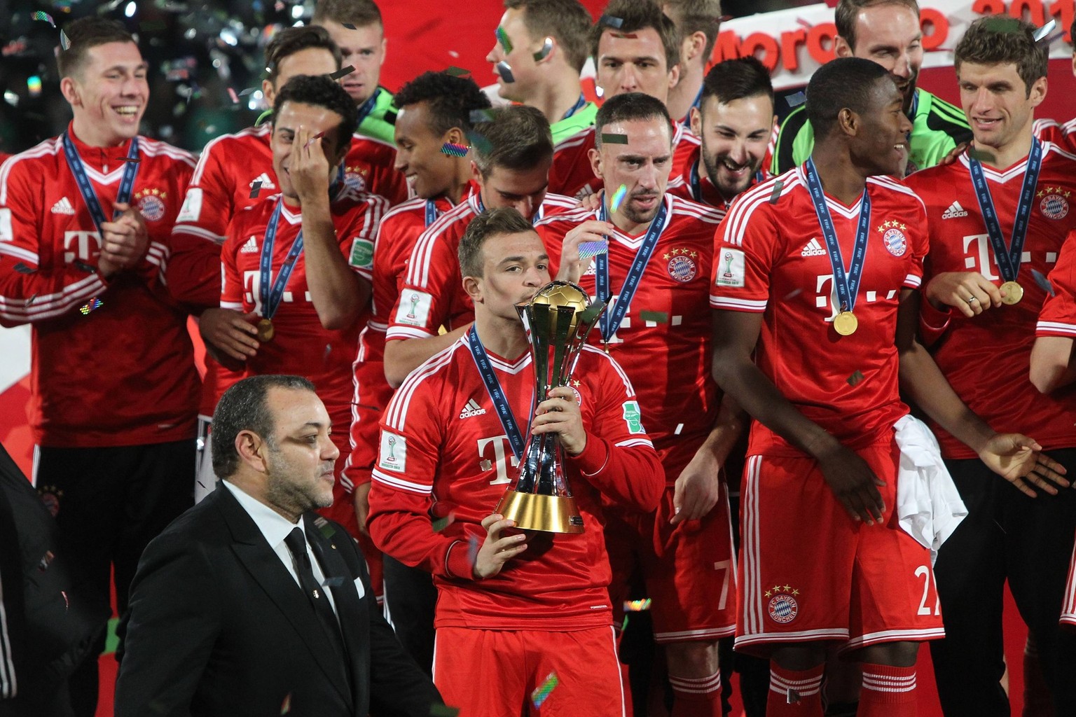 FUSSBALL FIFA KLUB WM 2013 in Marokko Finale FC Bayern M�nchen - Raja Casablanca 21.12.2013 JUBEL FC Bayern M�nchen; Xherdan Shaqiri (Mitte) kuesst den Klub-WM-Pokal, Koenig Mohammed VI von Marokko (l ...