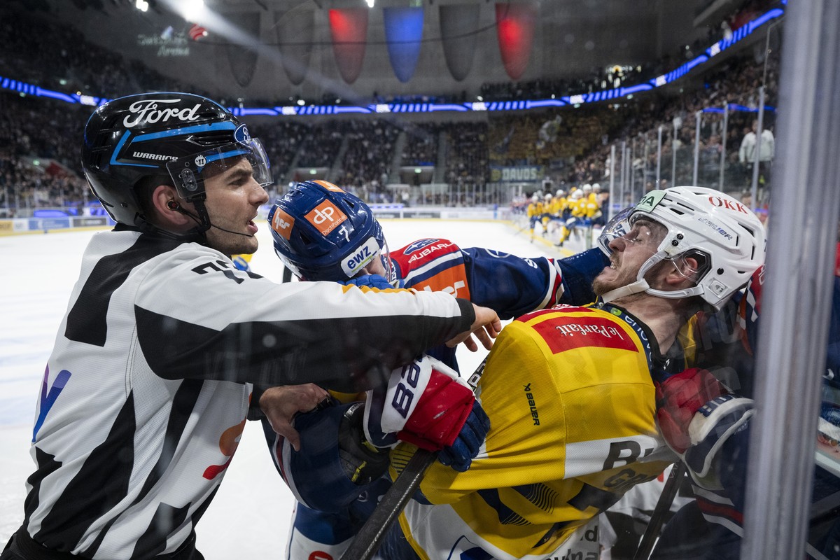Joel Henry (ZSC) (links) kaempft gegen Nico Gross (HCD) (rechts) im dritten Playoff Halbfinal Eishockeyspiel der National League zwischen den ZSC Lions und dem HC Davos, am Donnerstag, 3. April 2025,  ...