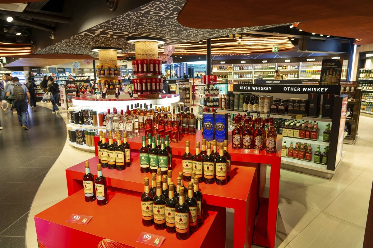 Einkaufen von Alkohol in den Porto Duty Free Shops, Aeroporto Francisco Sa Carneiro, Flughafen Porto, Portugal, Europa Alcohol shopping in Porto Duty Free shops, Aeroporto Francisco Sa Carneiro, Porto ...