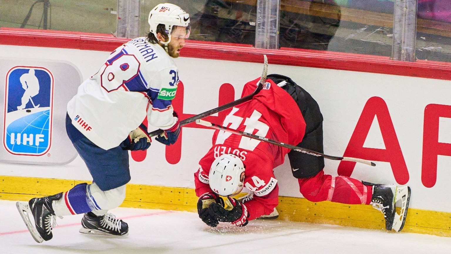 IMAGO / ActionPictures

Ryan Hartman USA Nr. 38 compete, fight for the puck against, Pius SUTTER, SUI 44 in the match SWITZERLAND - UNITED STATES IIHF Ice hockey, Eishockey World Championship, WM, Wel ...