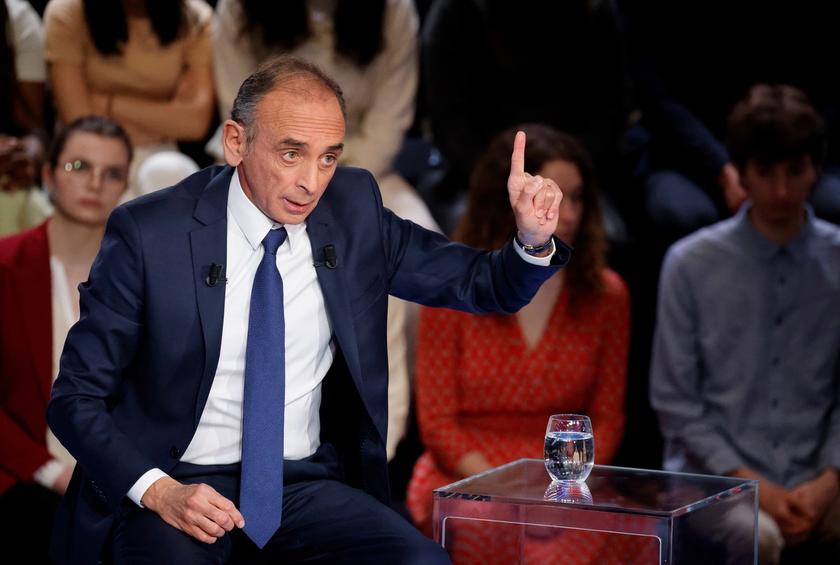 epa09825473 France's far-right party 'Reconquete!' leader, media pundit, and candidate for the 2022 presidential election, Eric Zemmour, gestures as he speaks during the show 'La F ...