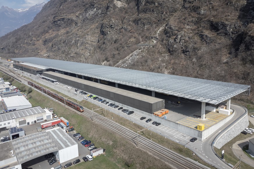 Drohnenaufnahme des groessten Schutzdachs der Schweiz, ueber dem Unterhalts- und Interventionszentrum (CMI) der SBB am Mittwoch, 22. Maerz 2023 in Biasca. Das Dach ist so gross ist wie vier Fussballfe ...