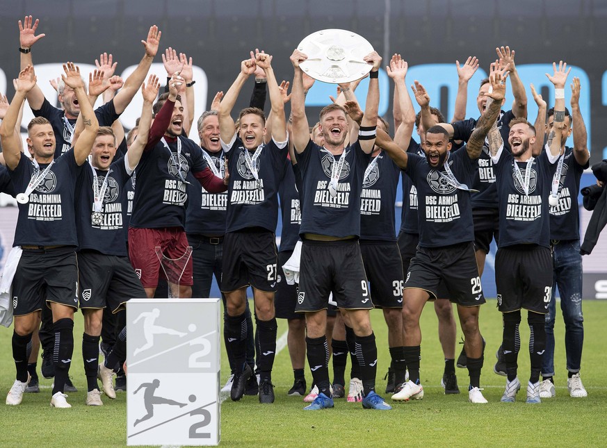 Siegerehrung: Jubel Team BI mit der Meisterschale die Kapitaen Fabian KLOS BI haelt. Fussball 2. Bundesliga, 34. Spieltag, DSC Arminia Bielefeld BI - 1. FC Heidenheim HDH, am 28.06.2020 in Bielefeld/  ...