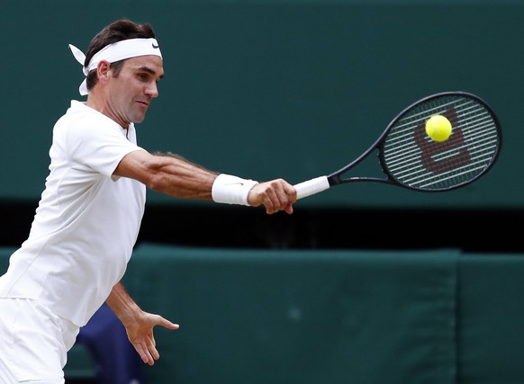 epa06076838 Roger Federer of Switzerland returns to Mischa Zverev of Germany in their third round match during the Wimbledon Championships at the All England Lawn Tennis Club, in London, Britain, 08 J ...