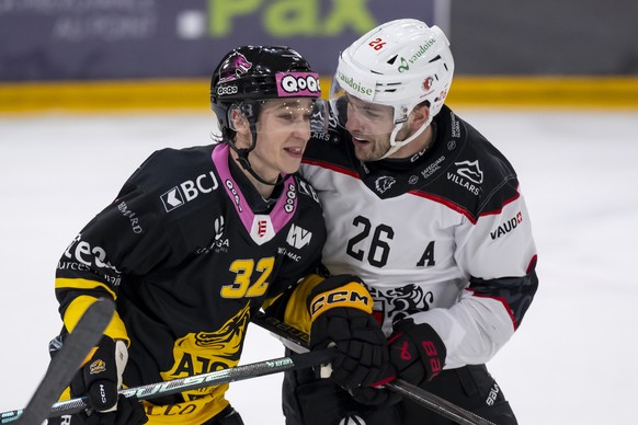 Jerry Turkulainen (HCA), links, gegen Erik Brannstrom (LHC), rechts, im Qualifiaktionsspiel der Eishockey National League zwischen dem HC Ajoie und dem Lausanne HC in der Raiffeisen Arena in Porrentru ...