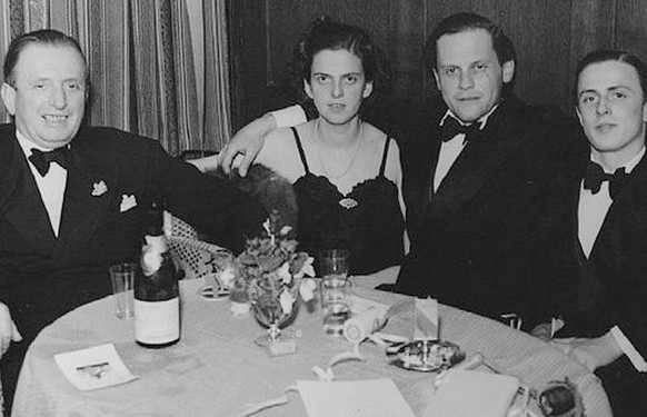 Rich Kids mit Vater und Anhang, ca. 1942 im Palace Hotel, Davos: Heinrich Thyssen (Vater, von links), Margit von Batthyany, ihr Mann Ivan und ihr Bruder Hans-Heinrich.<br data-editable="remove">