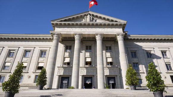 Deux policiers de l'Office federal de la police, gardent l'entree du Tribunal federal lors de la ceremonie officielle du 150eme anniversaire du Tribunal federal le jeudi 15 mai 2025 a Lausan ...