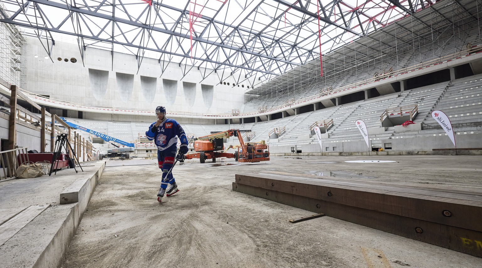 Der ZSC Lions Spieler Christian Marti waehrend einer Baustellenfuehrung in der Swiss Life Arena, am Sonntag, 29. August 2021, in Zuerich. In rund einem Jahr tragen die ZSC Lions ihr erstes Meisterscha ...