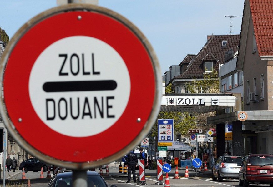 epa02671438 Cars stand at the checkpoint between Kreuzlingen, Switzerland and Konstanz, Germany, 05 April 2011. Due to the strong Swiss Franc, German retailers located at the border area have increase ...