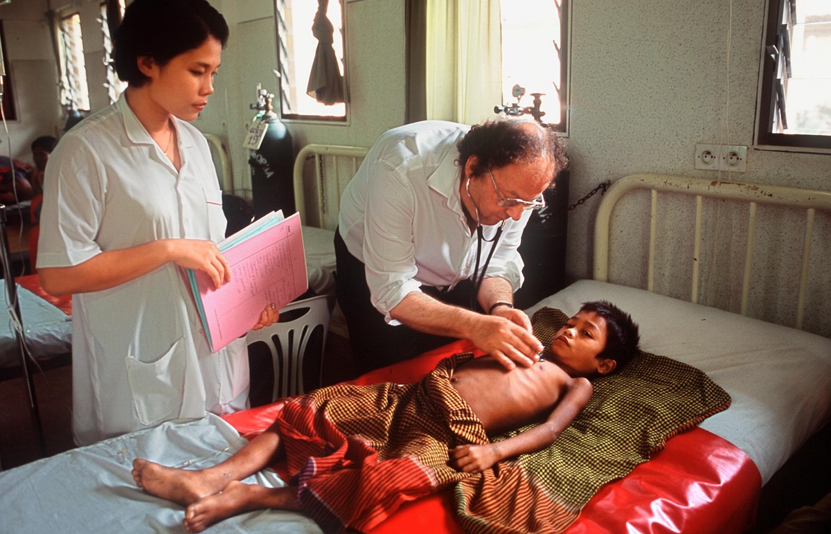 ARCHIVE --- DER KINDERARZT BEAT RICHNER FEIERT AM 13. MAERZ SEINEN 70. GEBURTSTAG. ER IST INITIANT DER STIFTUNG "KINDERSPITAL KANTHA BOPHA" UND HALF IN KAMBODSCHA MEHRERE SPITAELER AUFZUBAUE ...
