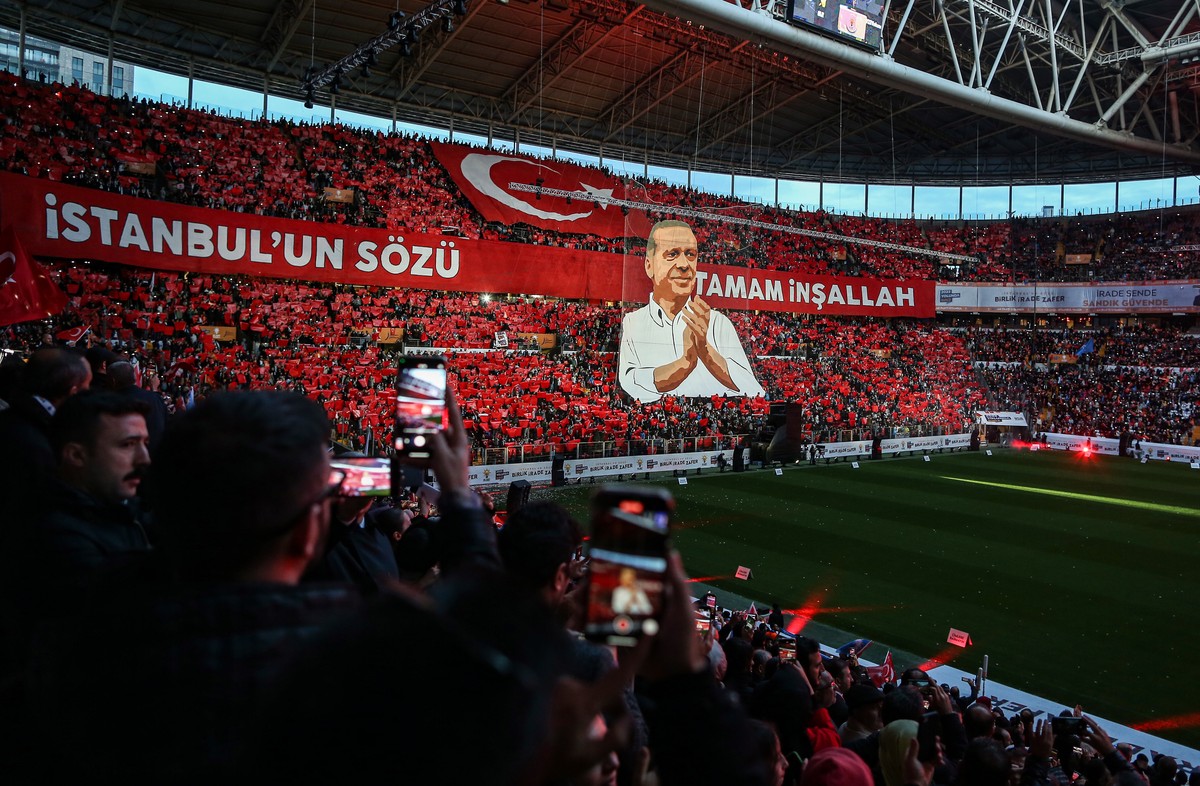 epa10332724 Supporters of the Turkish President Recep Tayyip Erdogan take a part in a choreography during his 'Unity, Will, Victory' rally at the Galatasaray's Nef Stadium in Istanbul,  ...