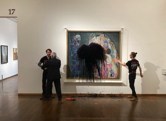 Das Gemälde «Tod und Leben» von Gustav Klimt im Wiener Leopold Museum wurde am 15. November 20222 von Klima-Aktivsten mit Öl überschüttet. Mit der Aktion der Gruppe &quot;Letzte Generation&quot; soll  ...