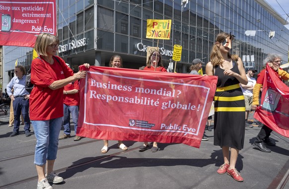 TeilnehmerInnen am March against Bayer and Syngenta protestieren gegen Pestizide in Basel, am Samstag, 21. Mai 2022. (KEYSTONE/Georgios Kefalas)