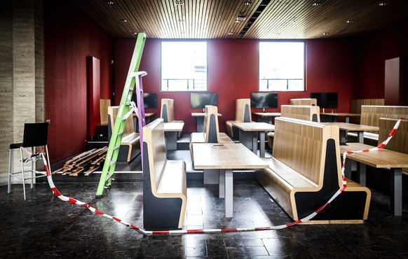 epa09412441 Empty workplaces in the Erasmus University in Rotterdam, The Netherlands, 13 August 2021. The Dutch government aims to ensure that universities and universities of applied sciences can ope ...