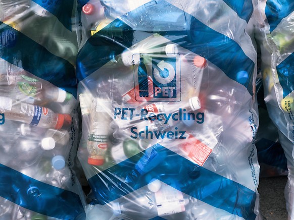 Der Verein PET Recycling Schweiz plant tausende neue Sammelstellen vor allem an Haltestellen des öffentlichen Verkehrs. (Symbolbild)