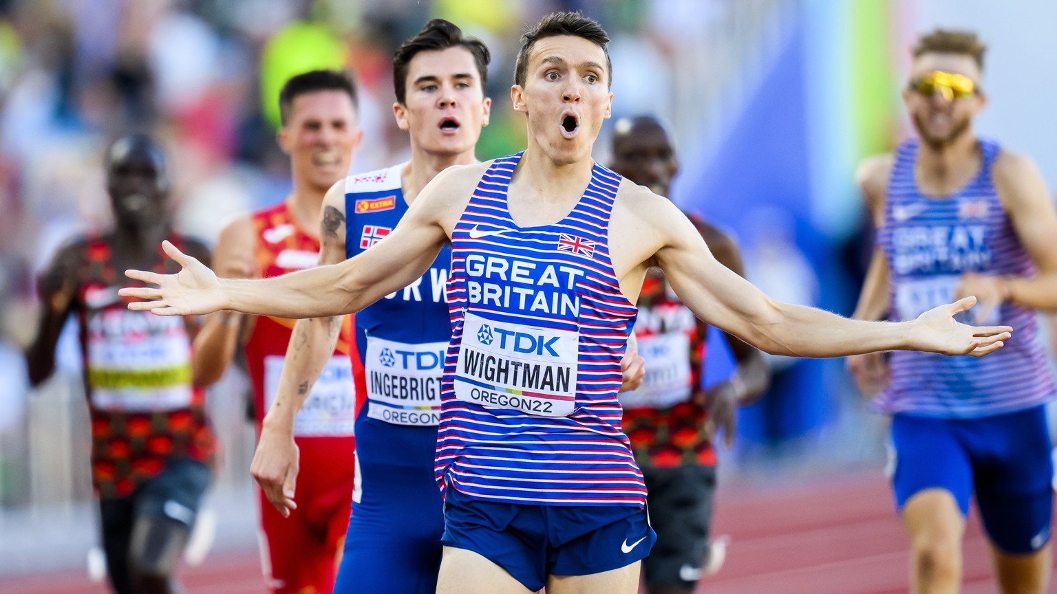 epa10081098 Gold medalist Jake Wightman of Great Britain celebrates for the men&#039;s 1500 meters final during the World Athletics Championships Oregon22 at Hayward Field in Eugene, Oregon, USA, 19 J ...