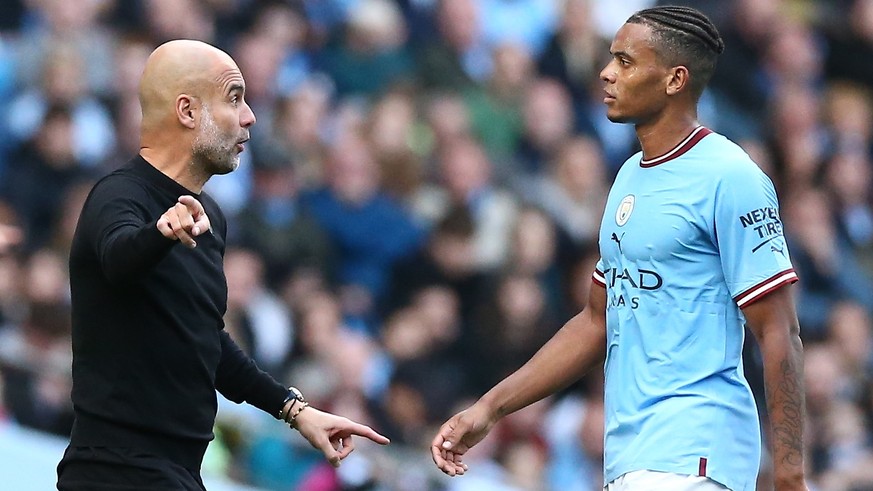 epa10230829 Manchester City&#039;s manager Pep Guardiola (C) gives instructions to Manuel Akanji (R) during the English Premier League soccer match between Manchester City and Southampton FC in Manche ...