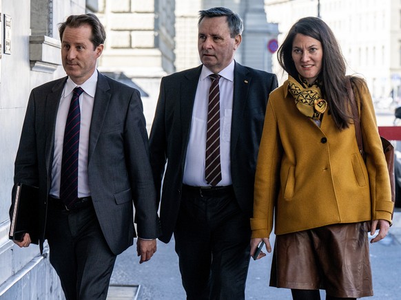 Die Nationalraete Thomas Aeschi, SVP-ZG, rechts, und Tiana Angelina Moser, GLP-ZH, rechts, sowie Staenderat Werner Salzmann, SVP-BE, Mitte, erscheinen zu einer Sitzung, am Montag, 14. Maerz 2022, in B ...