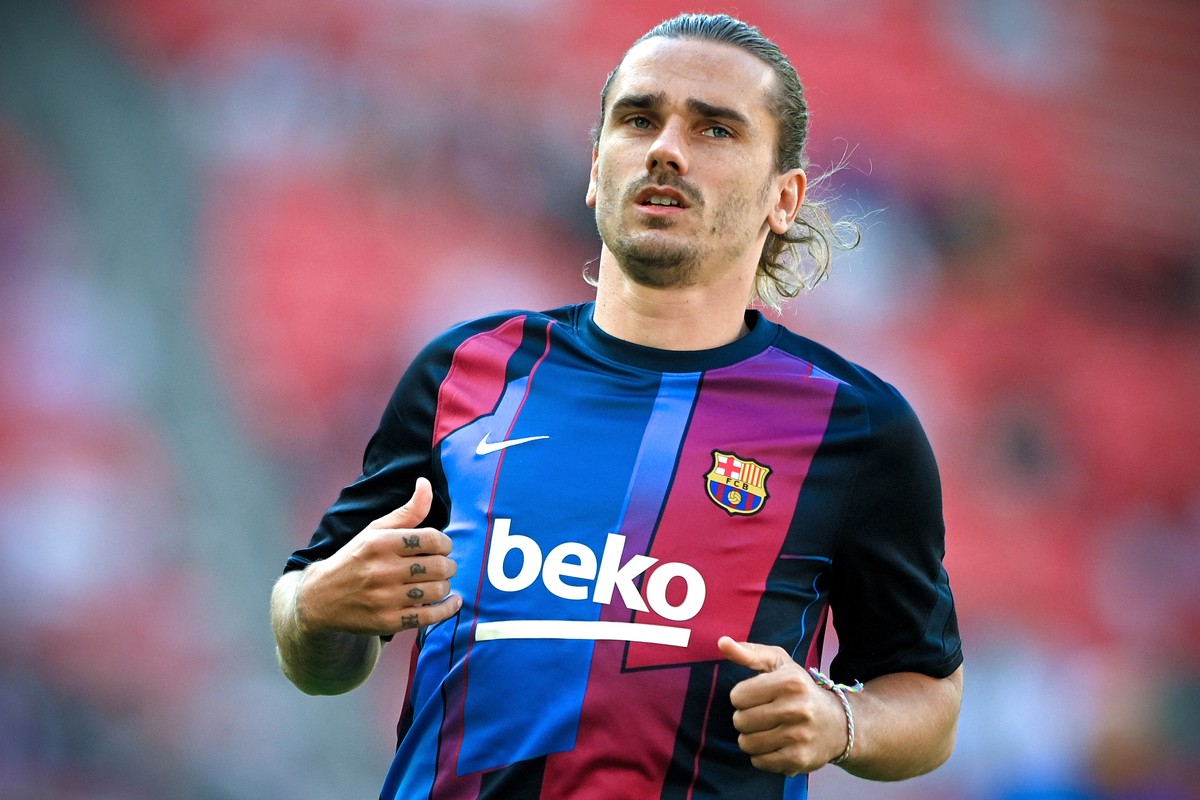 epa09383149 Barcelona's Antoine Griezmann warms up for the pre-season friendly test soccer match between VfB Stuttgart and FC Barcelona in Stuttgart, Germany, 31 July 2021. EPA/SASCHA STEINBACH