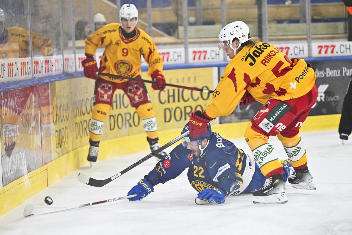 Die Langnauer Brian Zanetti, links, und Juuso Riikola, rechts, gegen den neuen Aulaender Brendan Lemieux bei Davos bei dessen erstem Einsatz, im Eishockey-Qualifikationsspiel der National League (NL)  ...