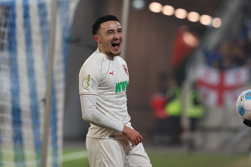 Ruben Vargas 16 FC Augsburg am lachen, Karlsruher SC vs. FC Augsburg, Fussball, DFB-Pokal, Achtelfinale, 04.12.2024 DFB regulations prohibit any use of photographs as image sequences and/or quasi-vide ...